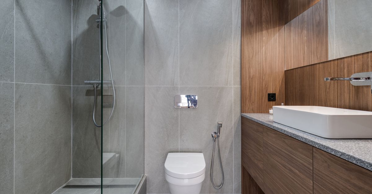 Baie mică modernă cu duș, chiuvetă și vas de WC