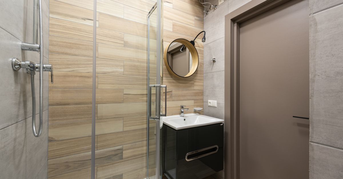 Cabină de duș cu perete de sticlă transparent