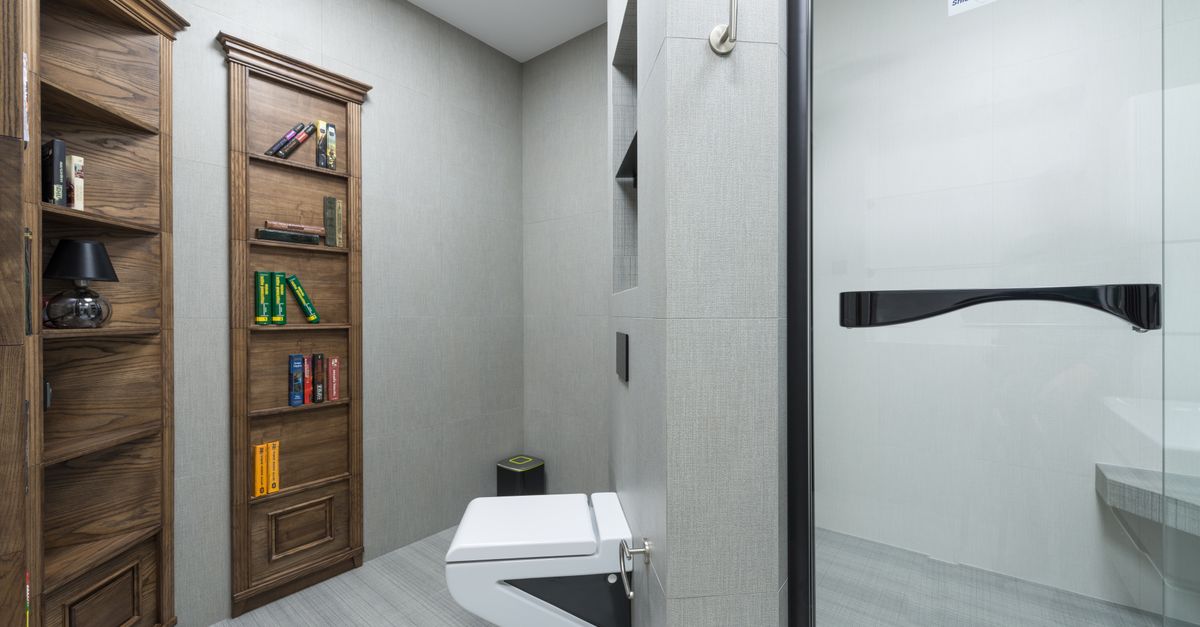 Baie cu depozitare pe verticală lângă cabina de duș