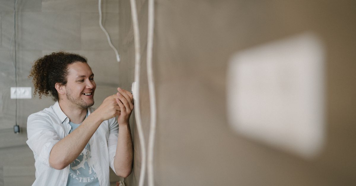 Electrician montând o priză