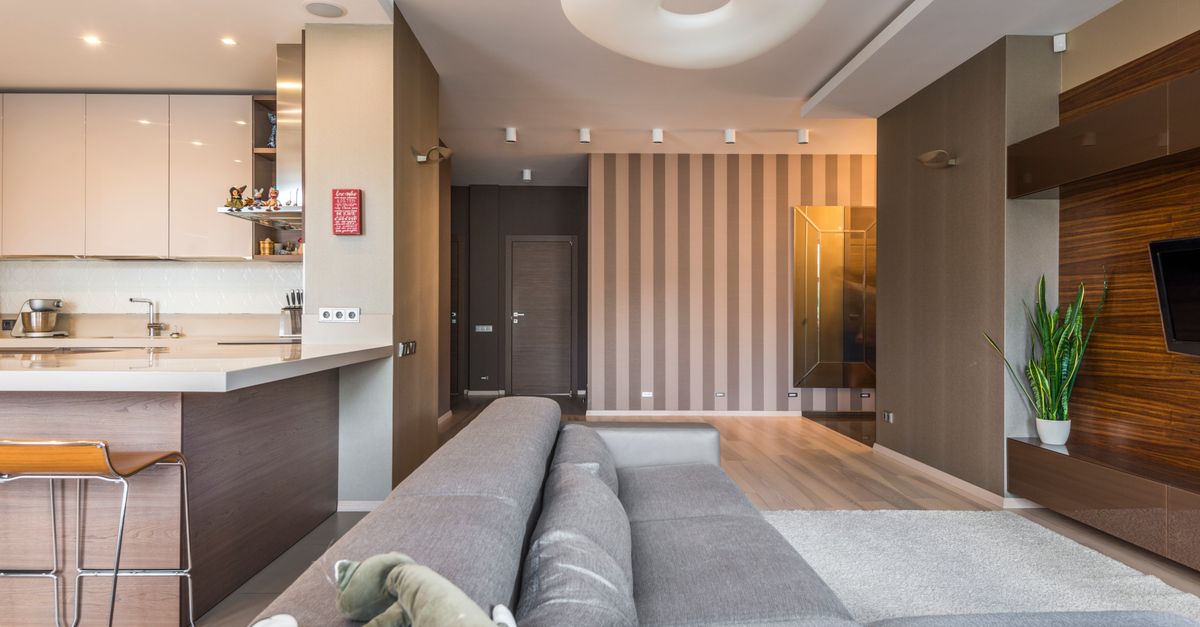 Living modern, luminos, cu canapea și zonă de luat masa