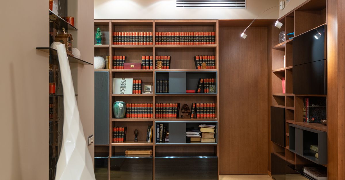 Perete cu bibliotecă din lemn până în tavan