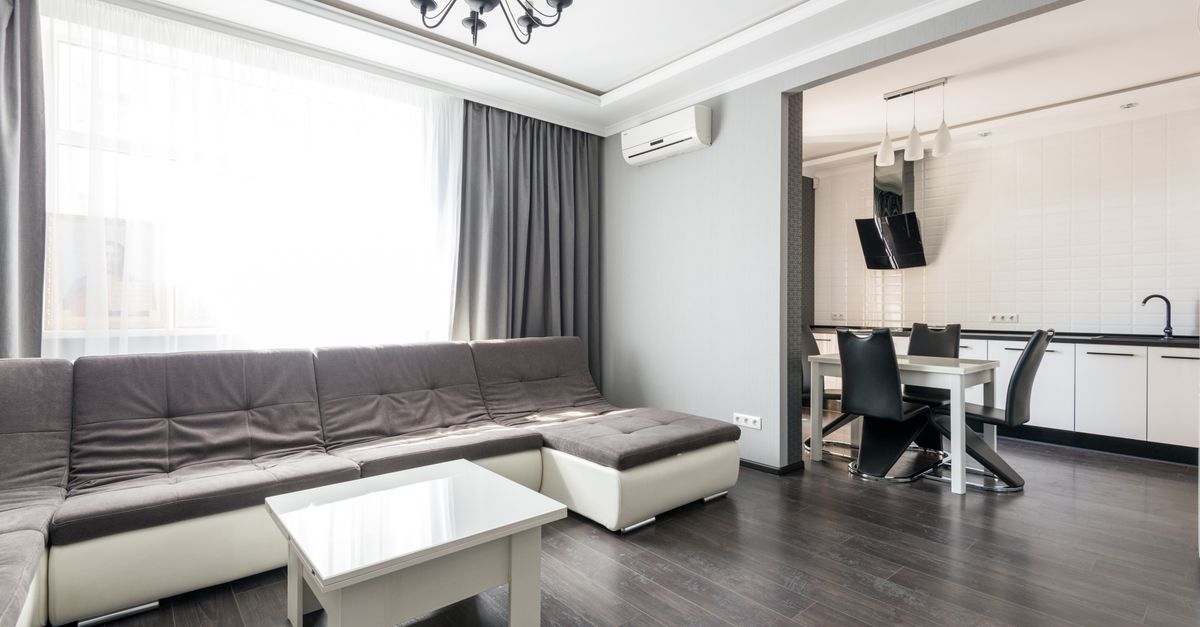Living alb cu canapea joasă și mobilier pe măsura camerei