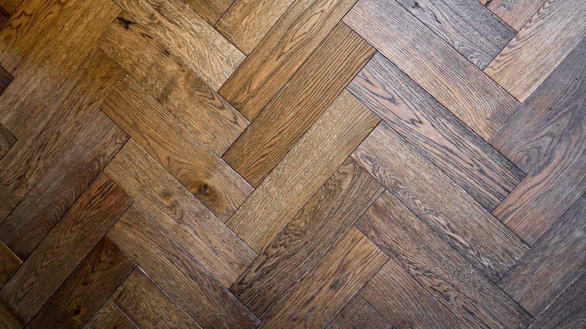 Parchet în model herringbone, în nuanțe calde de lemn