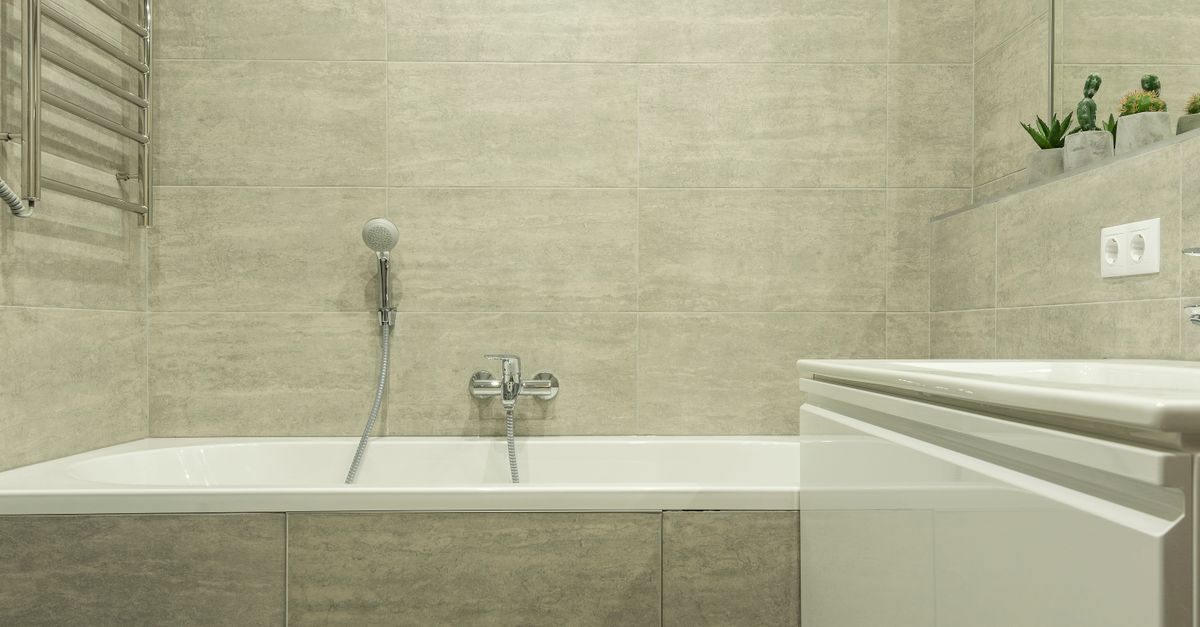 Baie modernă cu cadă ceramică și faianță
