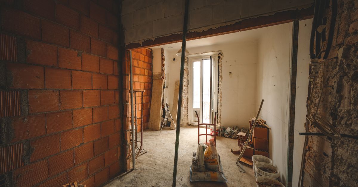 Cameră în curs de renovare, cu pereți desfăcuți