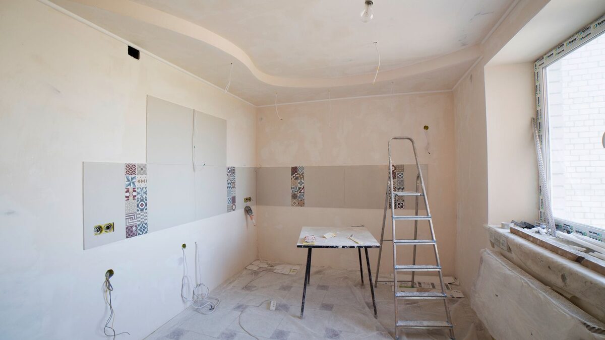 Bucătărie în curs de renovare, cu scară și scule